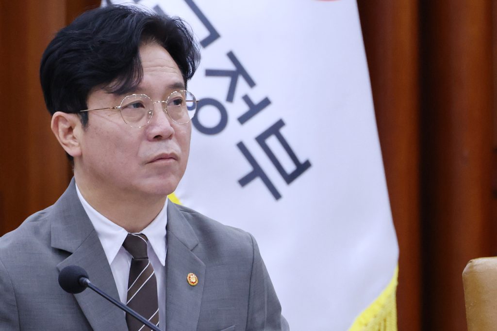 Labor Minister, Samsung Execs Tackle Strike Deadline