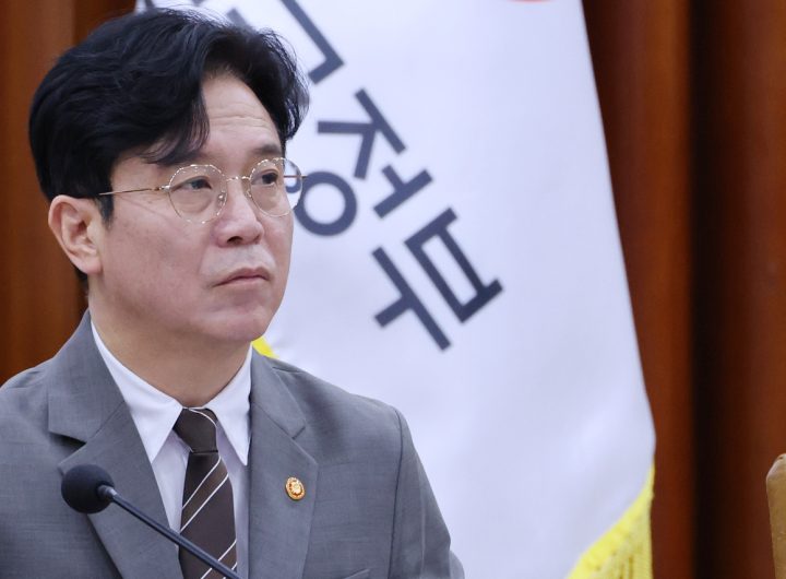 Labor Minister, Samsung Execs Tackle Strike Deadline