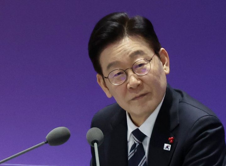 Lee Visits Ulsan Shipyards, Pledges Industry Support