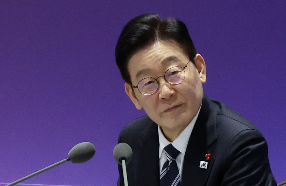 Lee Visits Ulsan Shipyards, Pledges Industry Support