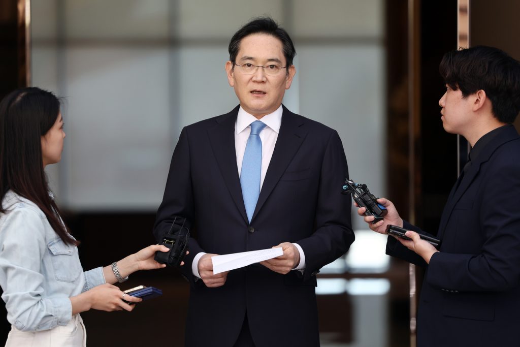 Samsung Chairman Apologizes Amid Strike Threat