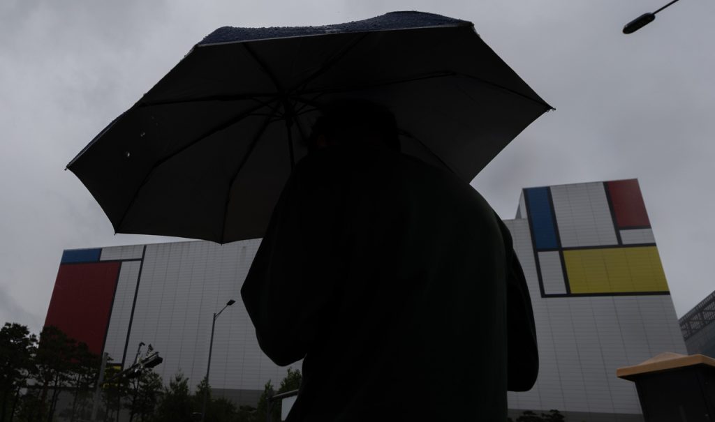 Samsung Electronics Shares Stagnant Despite Strike Threat as Chinese Rivals Advance