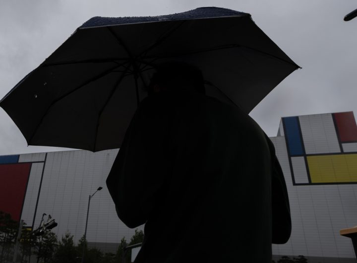 Samsung Electronics Shares Stagnant Despite Strike Threat as Chinese Rivals Advance