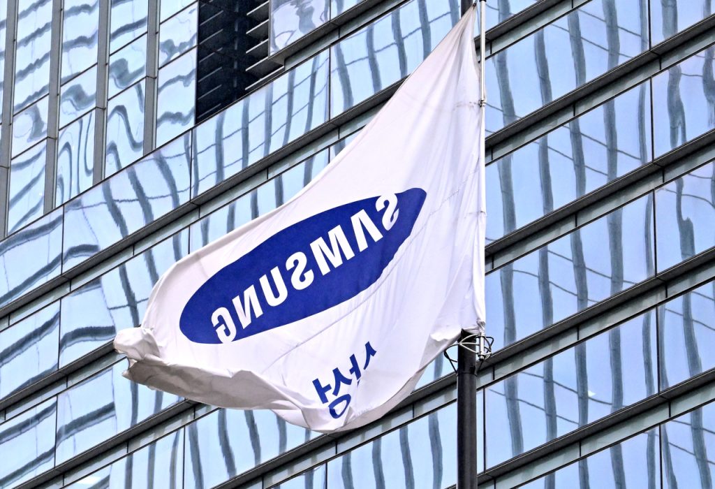 Samsung Ramps Chip Bonus Funding with Share Buybacks