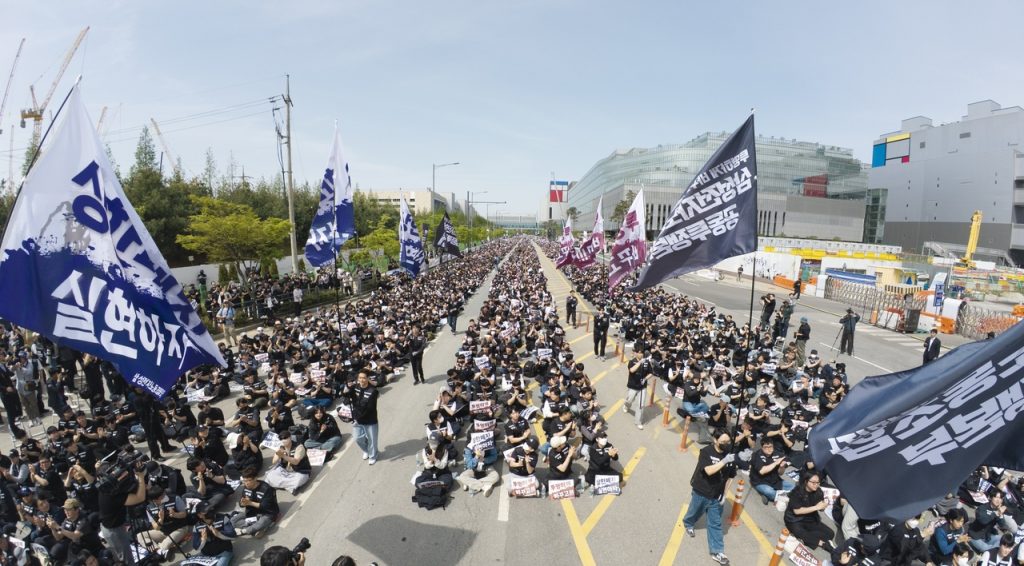 Samsung, Union Hold Final Talks to Avert Strike