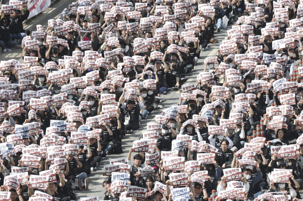 Samsung Walkout Threat: Economic, Political Impact