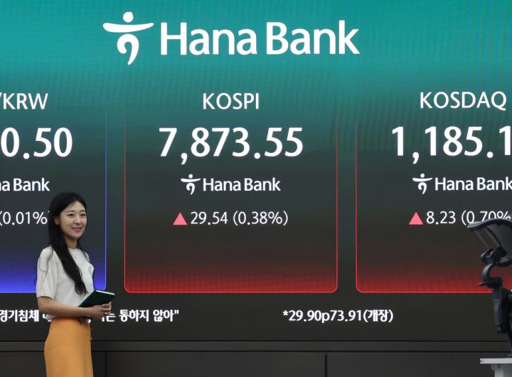 Seoul Shares Hit Record High, Nearing 8,000 Milestone