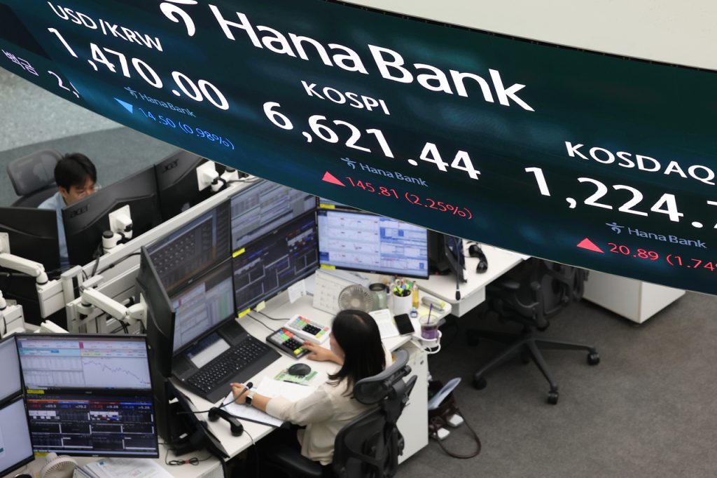 Seoul Shares Open Record High Amid Easing Mideast Tensions