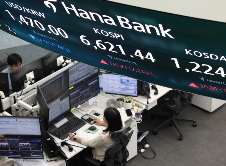 Seoul Shares Open Record High Amid Easing Mideast Tensions