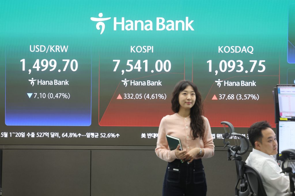 Seoul Shares Soar on US-Iran De-escalation, Samsung Wage Pact