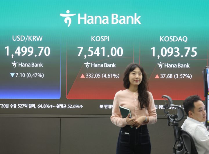 Seoul Shares Soar on US-Iran De-escalation, Samsung Wage Pact