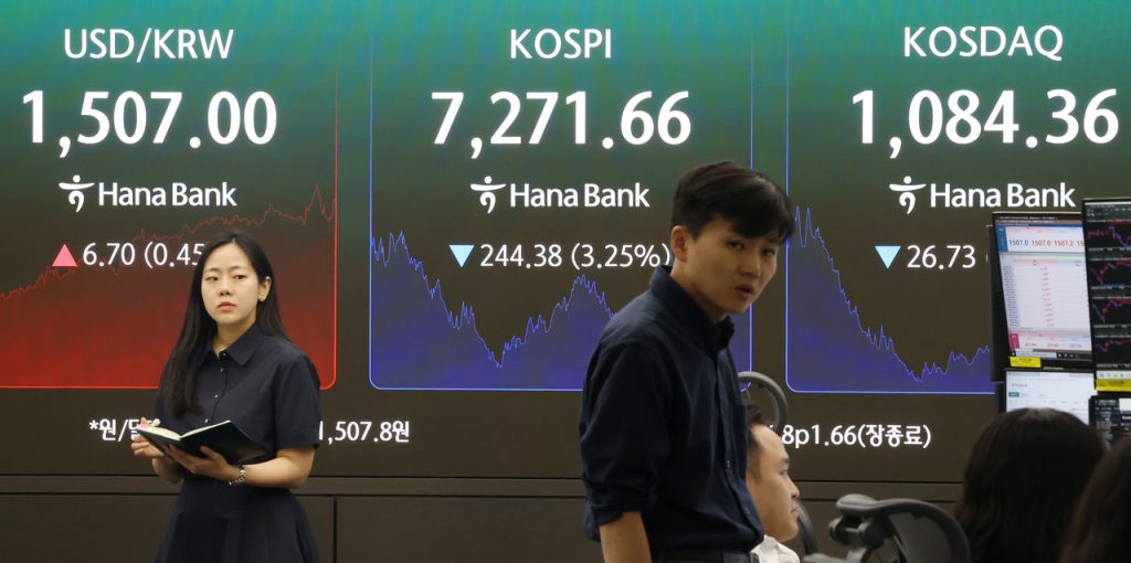 Seoul Stocks Decline on Tech Slump; Won Weakens