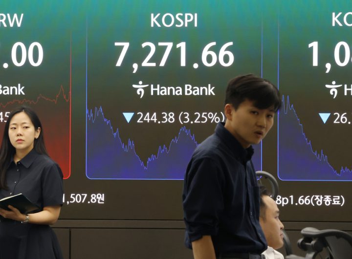 Seoul Stocks Decline on Tech Slump; Won Weakens