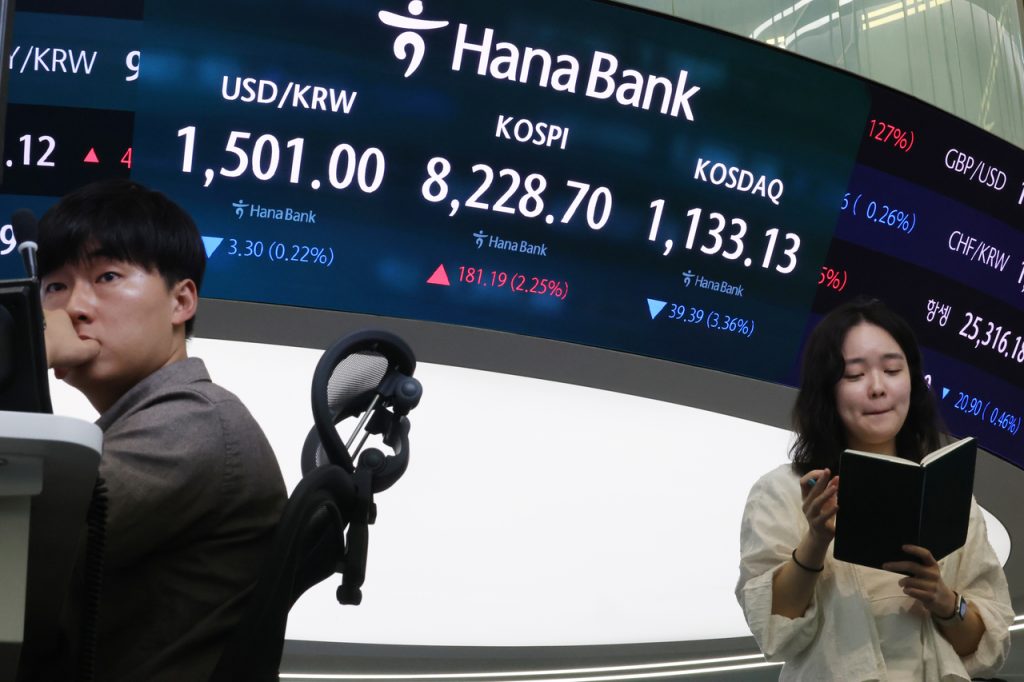 Seoul Stocks Hit Record High Amid Chip Rally