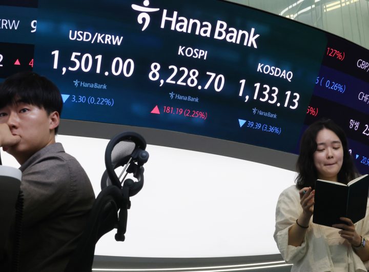 Seoul Stocks Hit Record High Amid Chip Rally