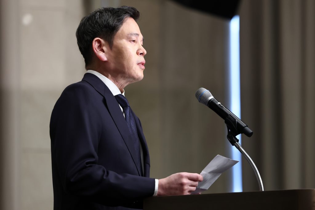 Shinsegae Chief Apologizes, Takes Full Responsibility