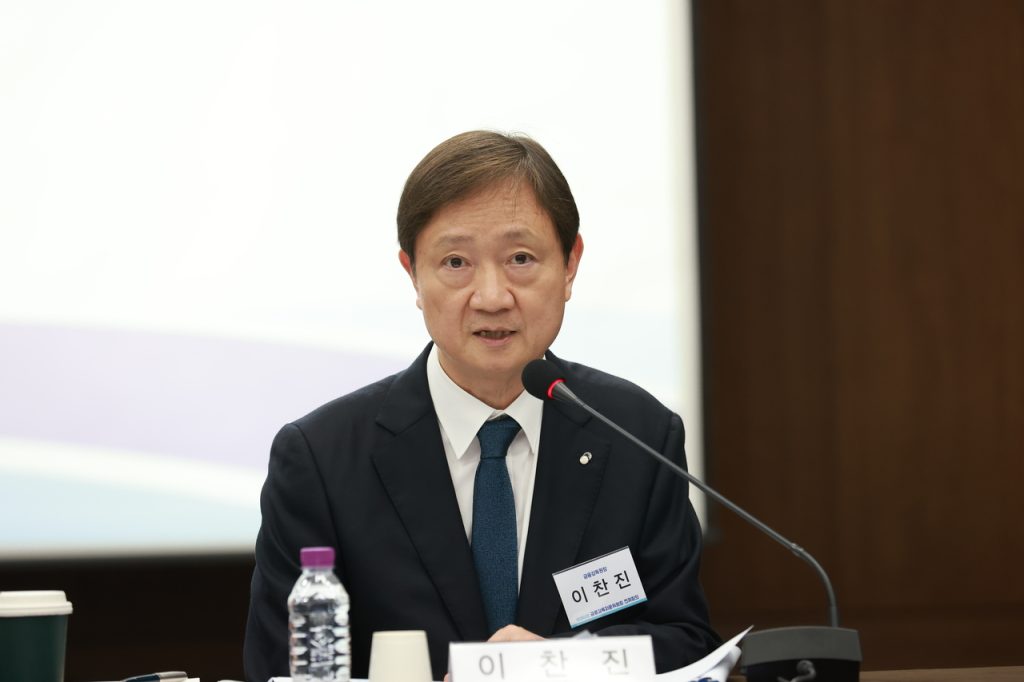 Watchdog Chief Warns of Retail Speculation Amid Volatility