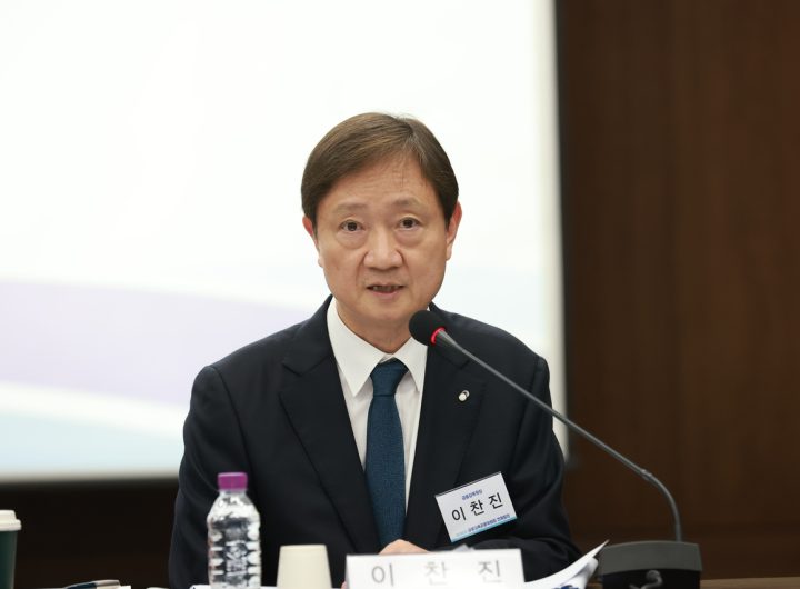 Watchdog Chief Warns of Retail Speculation Amid Volatility
