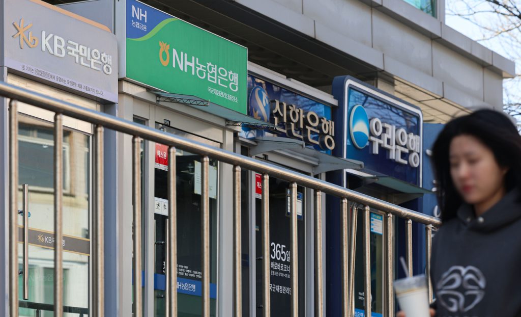 Internet Banks Join Household Debt Clampdown