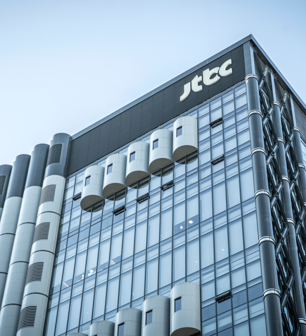 JoongAng: Court Battle Over Debt Crisis