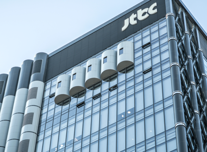JoongAng: Court Battle Over Debt Crisis