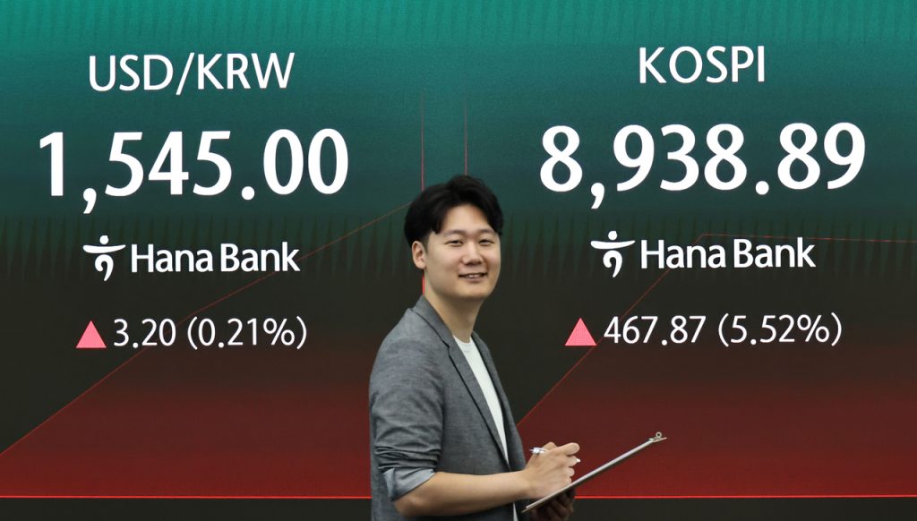 KOSPI Surges Over 5%, Briefly Tops 9,000 Again on Chip Rally Post-Micron Earnings