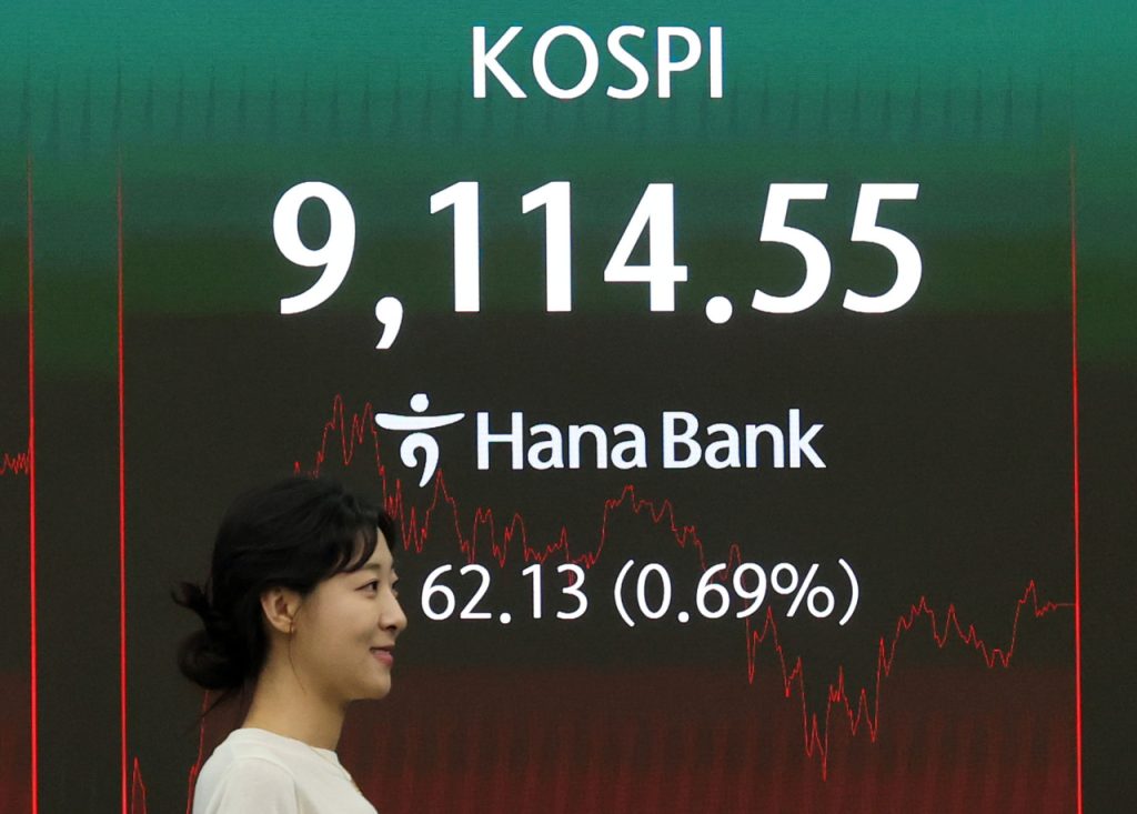 Seoul Shares Hit Record 9,100 on Chip Gains