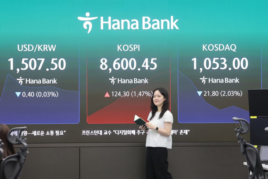 Seoul Shares Soar to Record High on Tech Rally