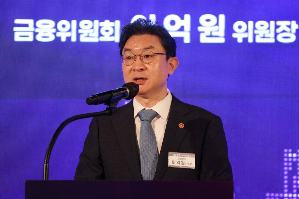 FSC Chief Pledges Swift Plan to Ease Network Separation Rules