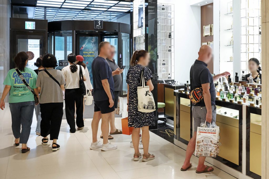 Foreign Shoppers Drive Shinsegae's W1 Trillion Sales Outlook