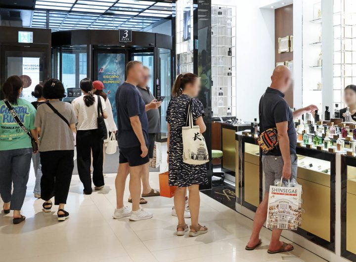 Foreign Shoppers Drive Shinsegae's W1 Trillion Sales Outlook