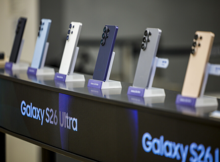 Samsung Tops Smartphone Market Amid Chip Shortage