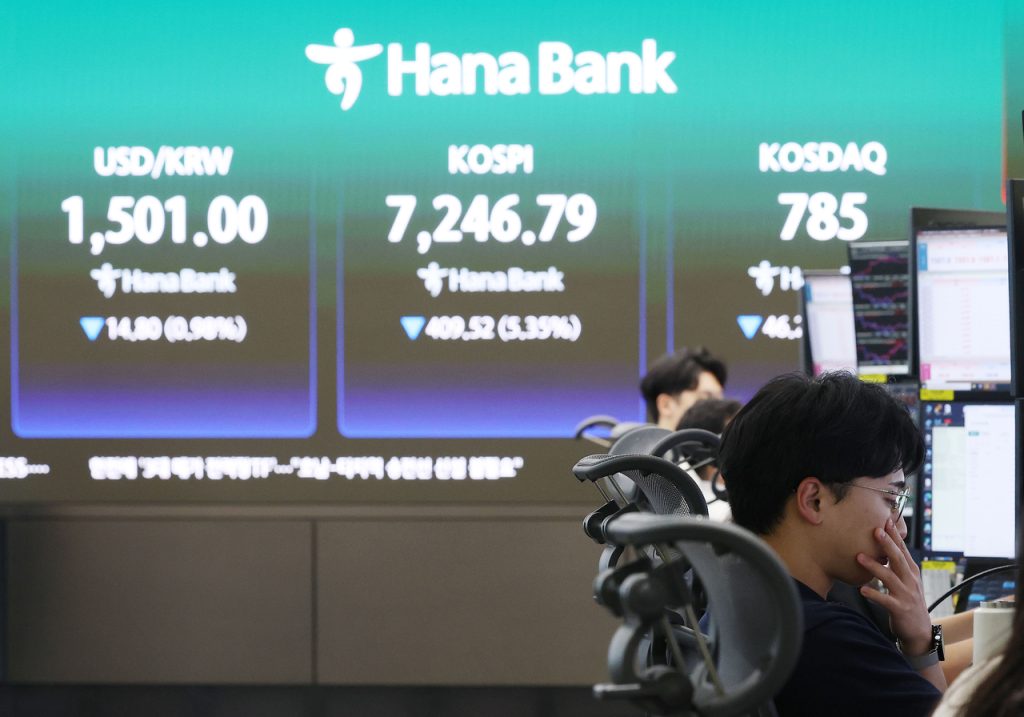 Seoul Shares Plummet 5.4% on Tech Rout