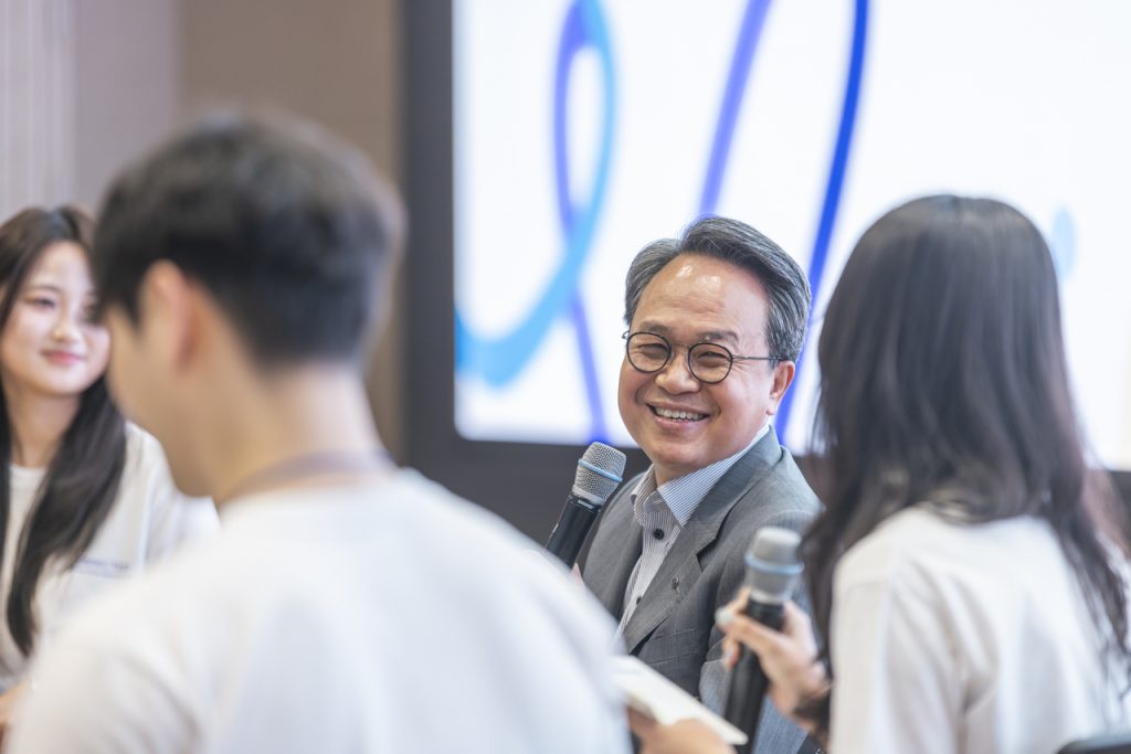 Shinhan Chief Mentors Future Leaders: In Photos